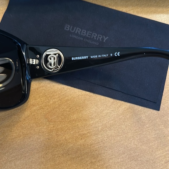 Burberry women’s sunglasses 61 x 16, 140, made in Italy; B 4290 3001/87 - Picture 3 of 7